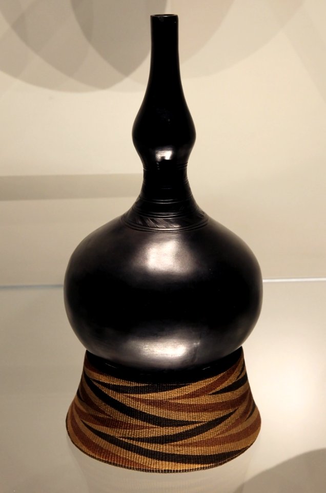 British Museum Room 25 Burnished pottery vessel from Uganda 19th century 3 17022019 4870