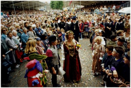 Bruidspaar trouwt in Bruegheliaanse kleding vanwege het 750-jarig bestaan van Haarlem, NL-HlmNHA 54036032