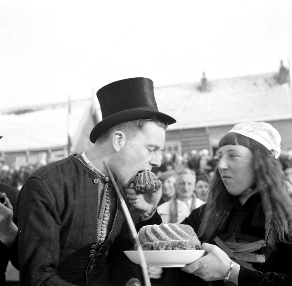 Bruidegom krijgt een stuk gebak aangeboden, Bestanddeelnr 254-1938