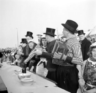 Bruiloftsgasten in klederdracht aan lange tafels, Bestanddeelnr 254-1936