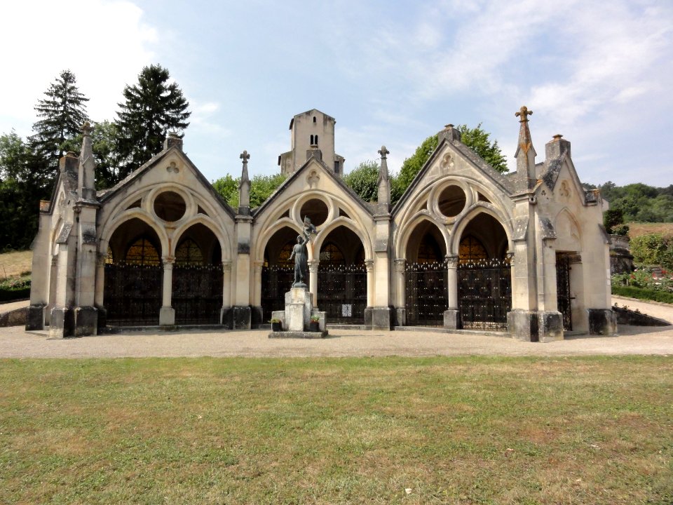 Bruley (Meurthe-et-M.) chapelle du rosaire, le devant; et chapelle St-Martin XIIe