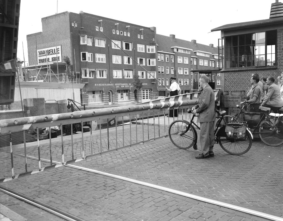 Brugslagboom met rode lichtjes voor brug Overtoom, Bestanddeelnr 907-2934