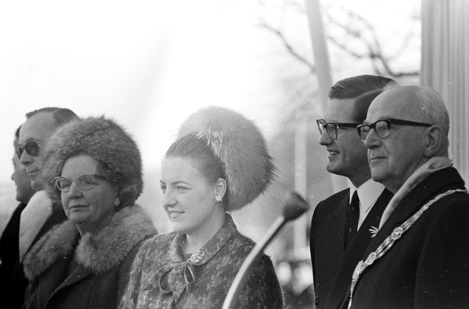 Bruidspaar in Den Haag , nummer 10 en 11 prinses Margriet en Pieter (koppen), Bestanddeelnr 919-9571