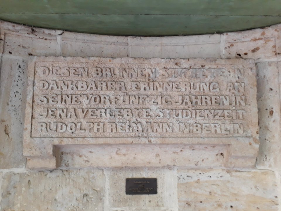 Brunnen Universitätshauptgebäude Jena 03
