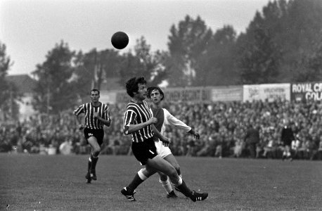 Brugmans (voorgrond) in duel met Johan Cruijff, Bestanddeelnr 921-6778
