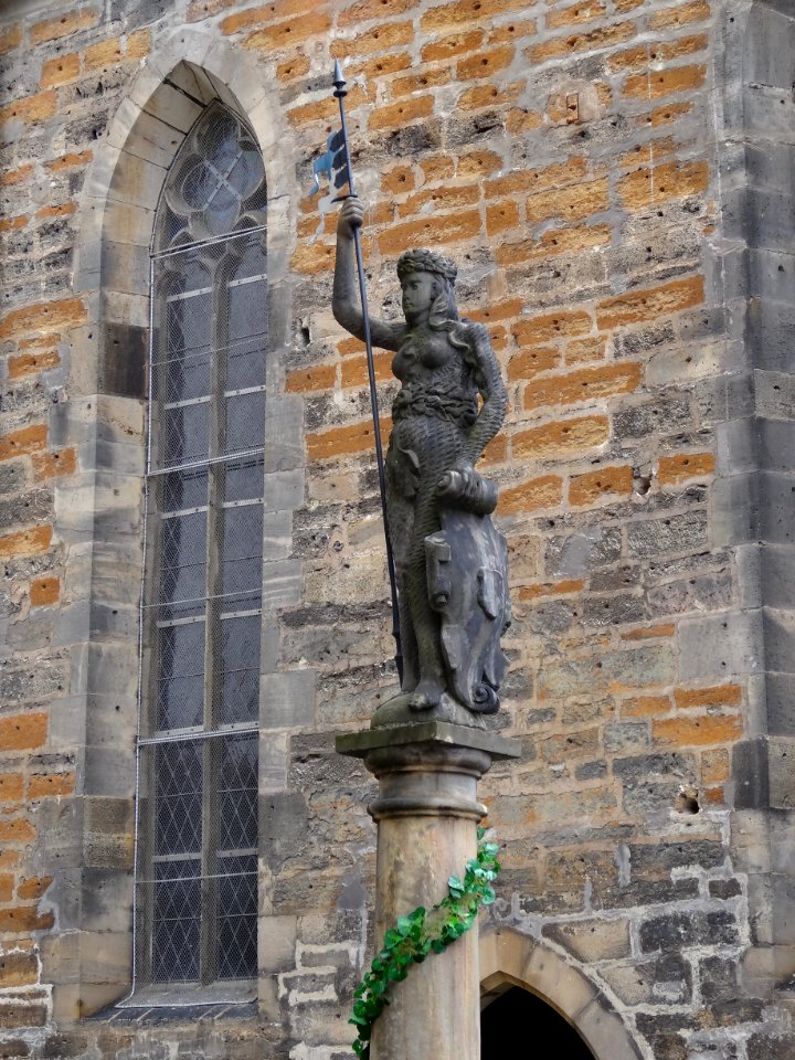 Brunnenfigur vor der Oberkirche in Arnstadt