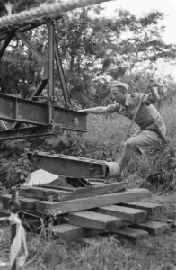 Brug bij Ladjan Bij Ladjan werd door de genie uit Salatiga een Baileybrug geleg, Bestanddeelnr 443-2-1