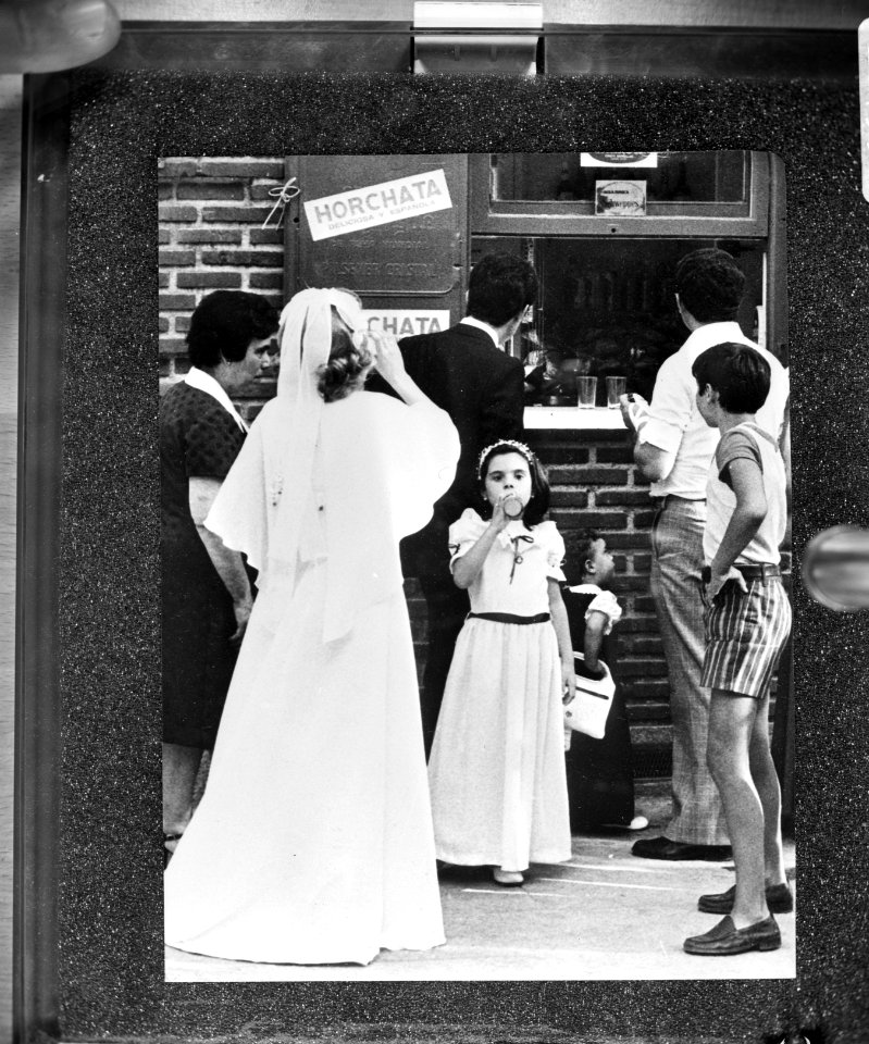 Bruidspaar drinkt Lorchata in Spanje, Bestanddeelnr 928-7354