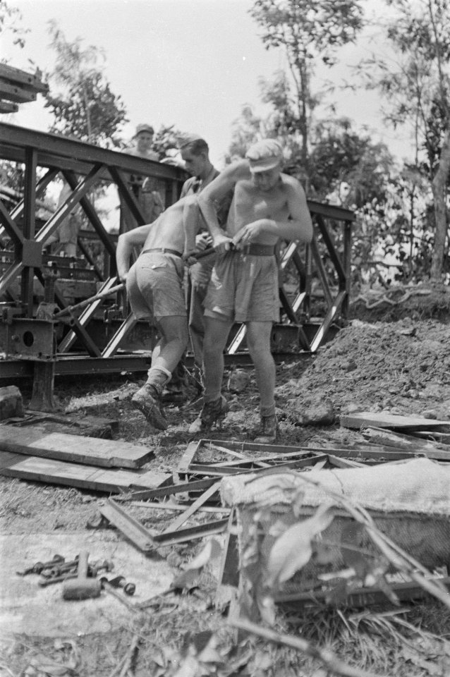 Brug bij Ladjan Bij Ladjan werd door de genie uit Salatiga een Baileybrug geleg, Bestanddeelnr 443-4-3