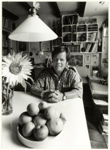 Bruiningshofje, Botermarkt 9. Op de foto bewoonster Marijke Kots, ex-poppenspeelster. NL-HlmNHA 54032084