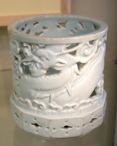 Brush holder with open-work dragon, Korea, Joseon, 19th century AD, porcelain - Östasiatiska museet, Stockholm - DSC09439
