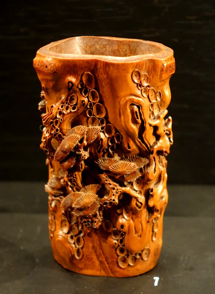 Brush holder in the shape of a pine trunk, China, Ching dynasty, 1700s AD, bamboo - Östasiatiska museet, Stockholm - DSC09526
