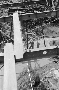 Brug bij Ladjan Bij Ladjan werd door de genie uit Salatiga een Baileybrug geleg, Bestanddeelnr 443-3-6