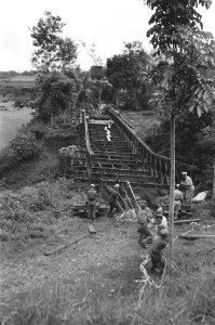 Brug bij Ladjan Bij Ladjan werd door de genie uit Salatiga een Baileybrug geleg, Bestanddeelnr 443-2-3