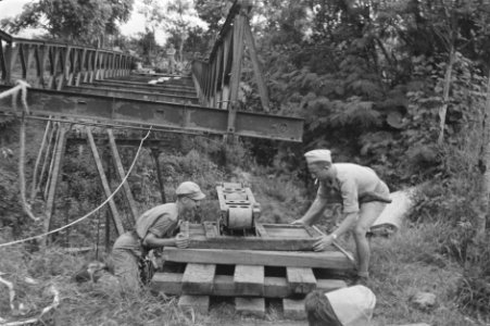 Brug bij Ladjan Bij Ladjan werd door de genie uit Salatiga een Baileybrug geleg, Bestanddeelnr 443-5-7
