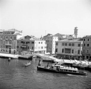 Bruggetje in Venetië gefotografeerd vanaf het schip Esperia, Bestanddeelnr 254-2012