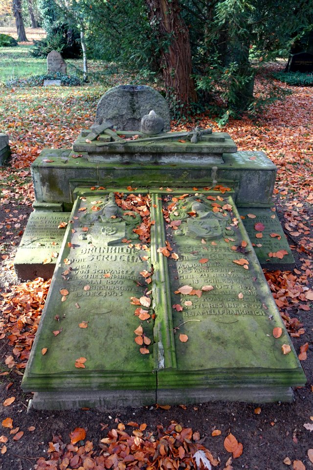 Brunhilde and Eberhard von Strotha - Dom- und Magnifriedhof - Braunschweig, Germany - DSC04253