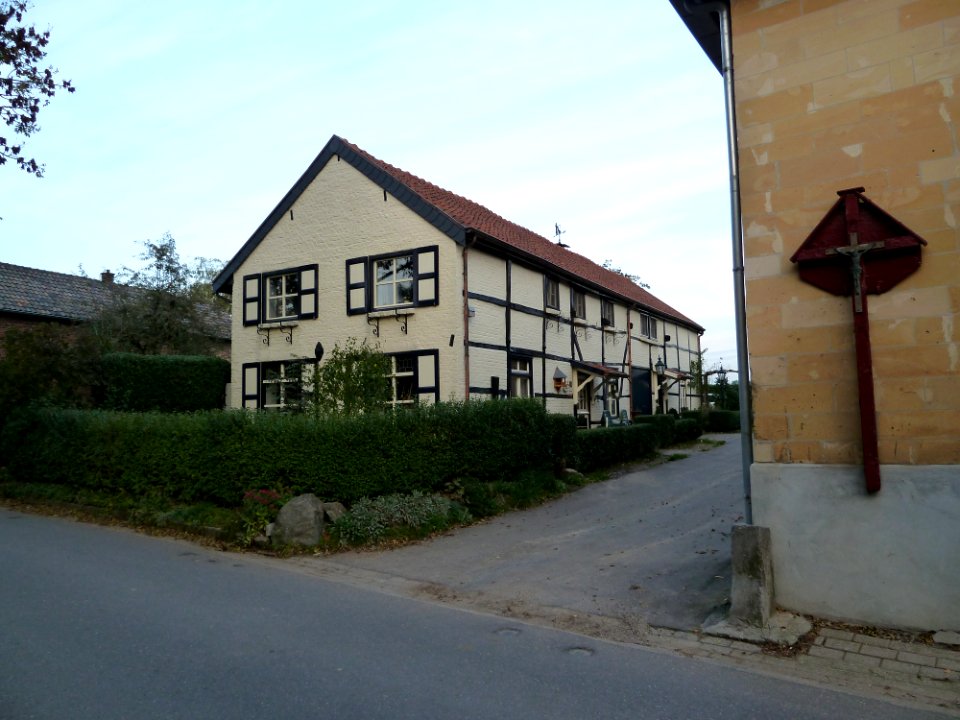 Bruisterbosch-Grenspaal en wegkruis (4)