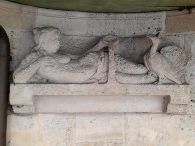 Brunnen Universitätshauptgebäude Jena 08
