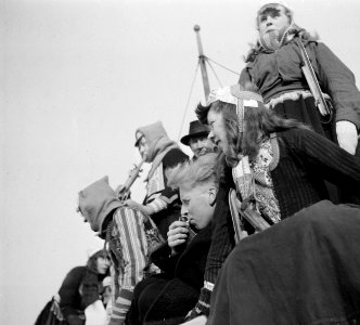 Bruiloftsgasten in klederdracht, Bestanddeelnr 254-1942
