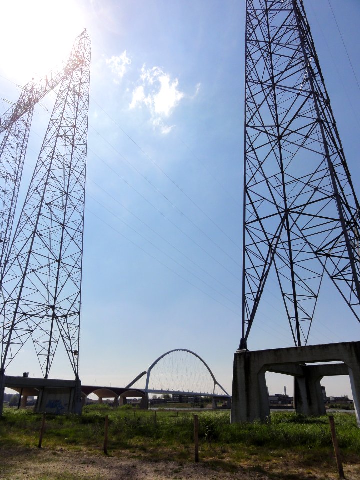 Brug De Oversteek en hoogspanningsmasten op Stadseiland Nijmegen 01