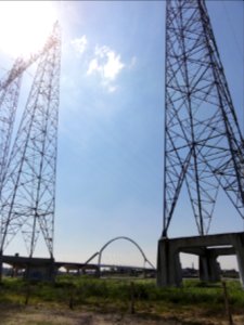 Brug De Oversteek en hoogspanningsmasten op Stadseiland Nijmegen 01