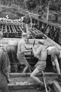 Brug bij Ladjan Bij Ladjan werd door de genie uit Salatiga een Baileybrug geleg, Bestanddeelnr 443-4-2