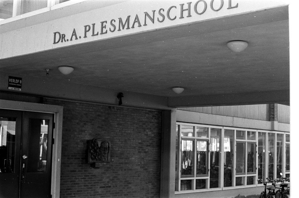 Bronzen plaquette dr Plesman vervaardigd door beeldhouwer Hildo Krop is onthuld, Bestanddeelnr 922-1734