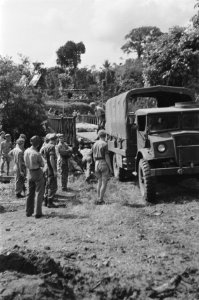 Brug bij Ladjan Bij Ladjan werd door de genie uit Salatiga een Baileybrug geleg, Bestanddeelnr 443-6-4