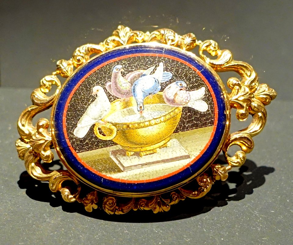 Brooch inspired by Hadrian's villa mosaic discovered 1737 at Tivoli, Studilo del Mosaico della Fabrica di San Pietro, Rome, c. 1800, smalti filati, gold - Cinquantenaire Museum - Brussels, Belgium - DSC08912