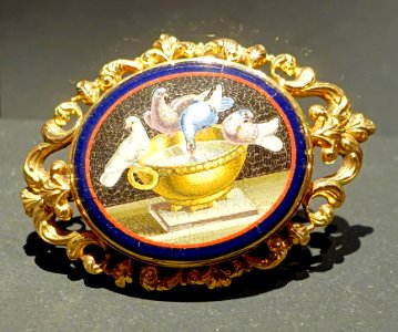 Brooch inspired by Hadrian's villa mosaic discovered 1737 at Tivoli, Studilo del Mosaico della Fabrica di San Pietro, Rome, c. 1800, smalti filati, gold - Cinquantenaire Museum - Brussels, Belgium - DSC08912