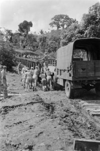 Brug bij Ladjan Bij Ladjan werd door de genie uit Salatiga een Baileybrug geleg, Bestanddeelnr 443-6-1
