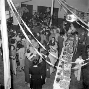 Bruiloftsgasten bij een tafel met gerechten, vermoedelijk in Haifa, Bestanddeelnr 255-0287