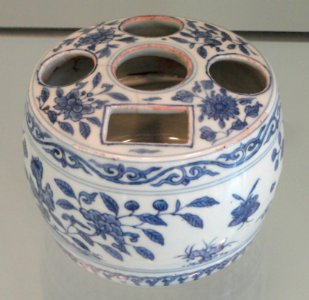 Brush and Ink Stand, early 1500s, Jingdezhen, hard-paste porcelain with underglaze cobalt - Gardiner Museum, Toronto - DSC00737