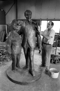 Bronzen beeld van Wim Kan en Corry Vonk bij de gieter Leiden, Bestanddeelnr 933-7209