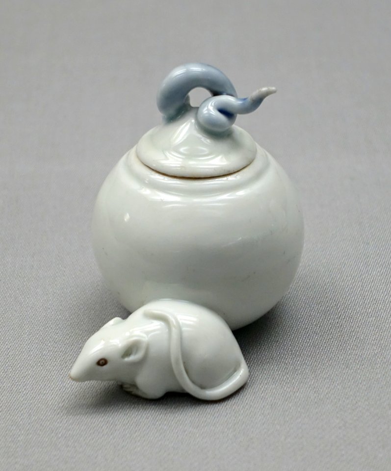 Brush cleaning vessel with sacred jewel and mouse design, Hirado ware, Mikawachi kilns, Edo period, 1800s AD, porcelain - Tokyo National Museum - Ueno Park, Tokyo, Japan - DSC08917