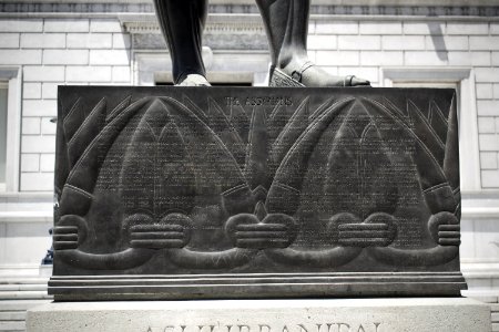 Bronze statue of Assyrian king Ashurbanipal at the San Francisco Asian Art Museum 06