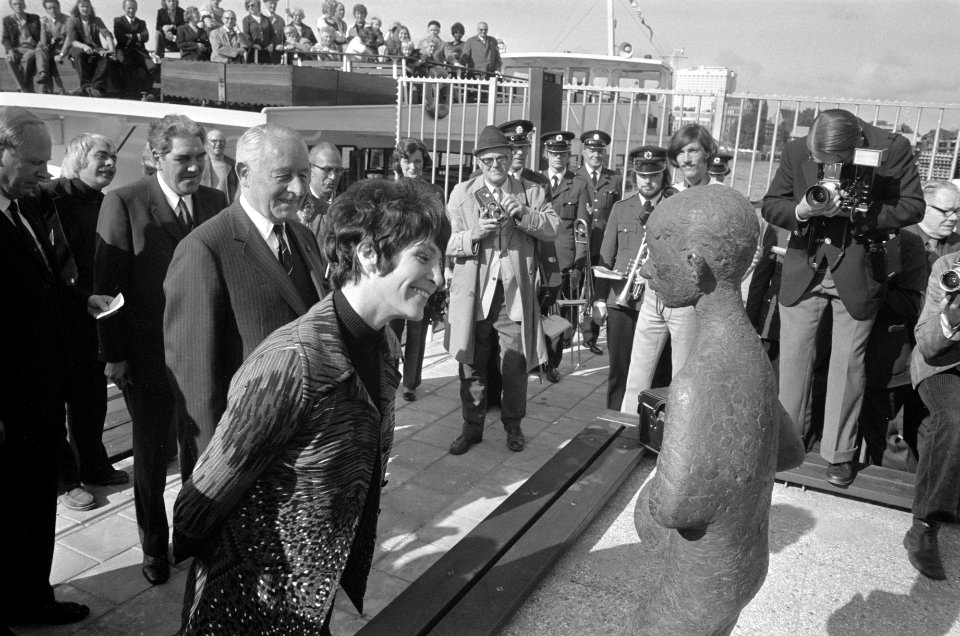 Bronzen beeld van Ketelbinkie onthuld in Rotterdam, Mies Bouwman en jhr. P. R. F, Bestanddeelnr 926-7202