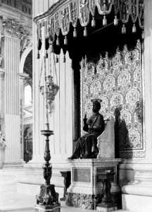 Bronzen beeld van Sint Petrus onder een baldakijn in de Sint-Pietersbasiliek met, Bestanddeelnr 191-1252