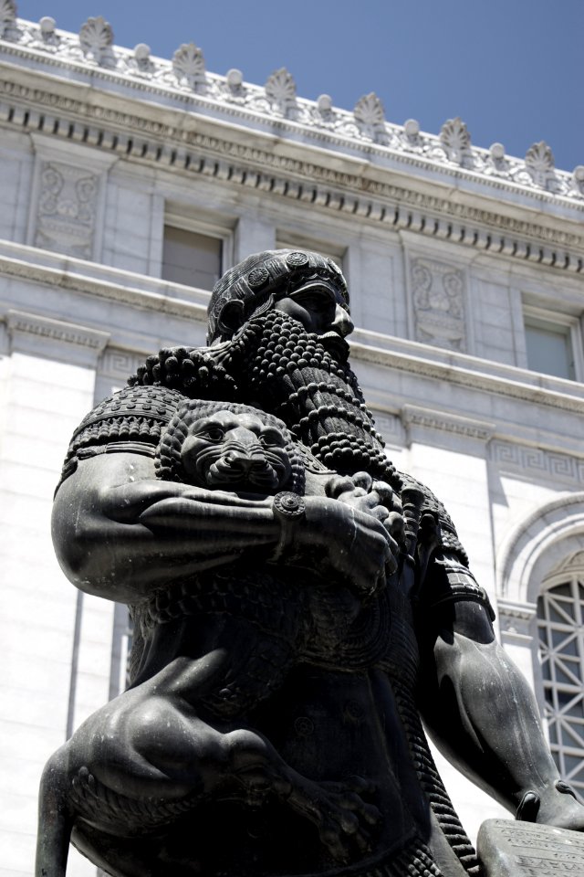 Bronze statue of Assyrian king Ashurbanipal at the San Francisco Asian Art Museum 03