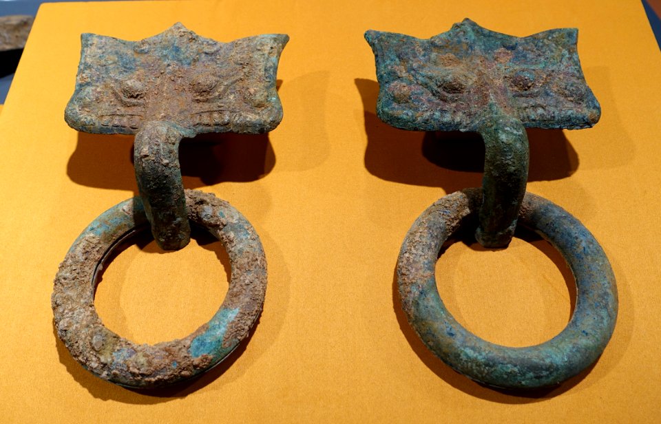 Bronze pushou (tomb door knockers) with animal faces, Han dynasty, from Han tomb on eastern slopes of Naijian gated weir, Erqiao Cun, Wuli Xiang, Xuwen - Hong Kong Museum of History - DSC00776