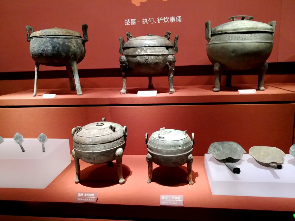 Bronze Ding of Chinese dragon pattern, Warring States, Hunan Museum