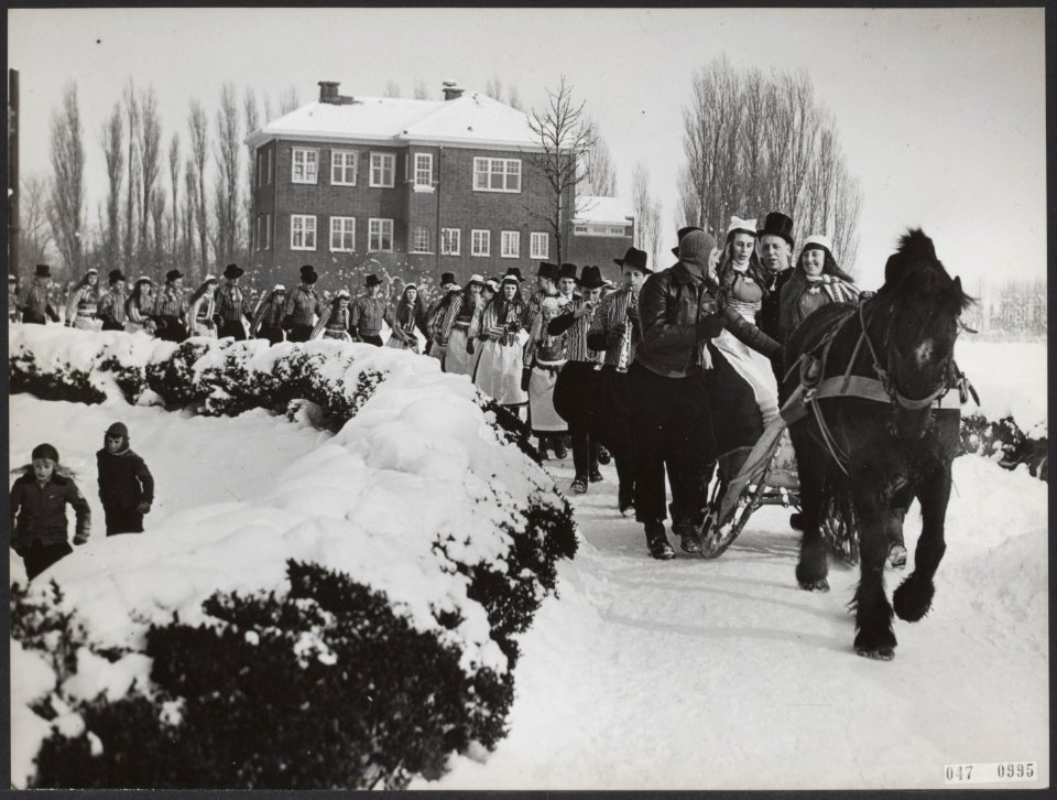 Bruiloften, winters, sneeuw, klederdrachten, Bestanddeelnr 047-0995