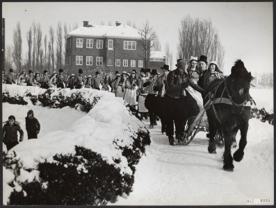 Bruiloften, winters, sneeuw, klederdrachten, Bestanddeelnr 047-0995