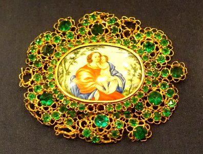 Brooch with Virgin and Child, 18th century AD, gold filigree, emeralds, enameled plaque - Museo Nacional de Artes Decorativas - Madrid, Spain - DSC08024