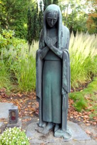 Bronzestatue.Friedhof.Sankt-Matthias-Gemeinde