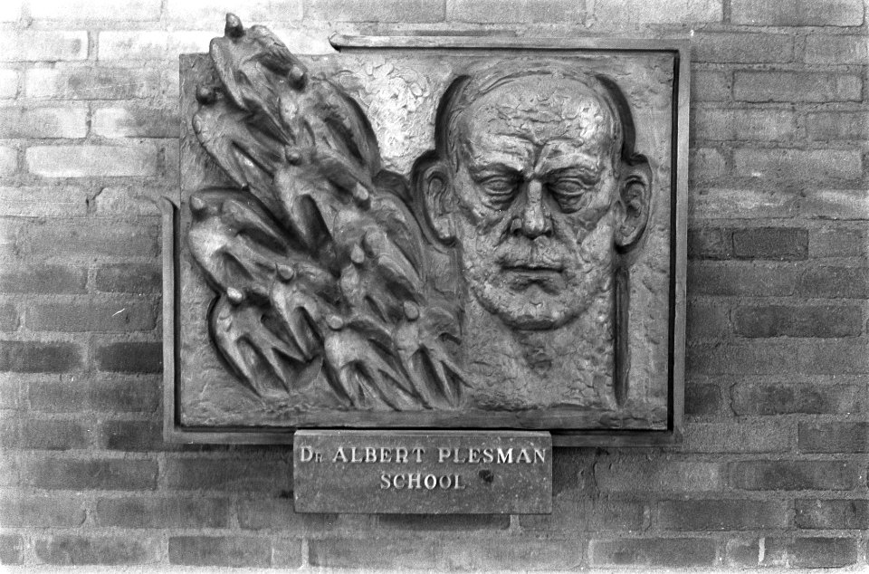 Bronzen plaquette dr Plesman vervaardigd door beeldhouwer Hildo Krop is onthuld, Bestanddeelnr 922-1735