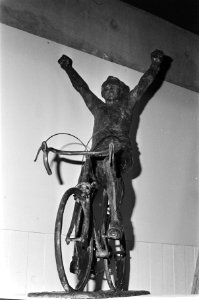 Bronzen beeld van Joop Zoetemelk in Ahoy-sportpaleis in Rotterdam, Bestanddeelnr 933-5458