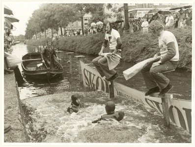 Brouwersvaart bij de Brouwersbrug wedstrijd paalzitten, NL-HlmNHA 54003547