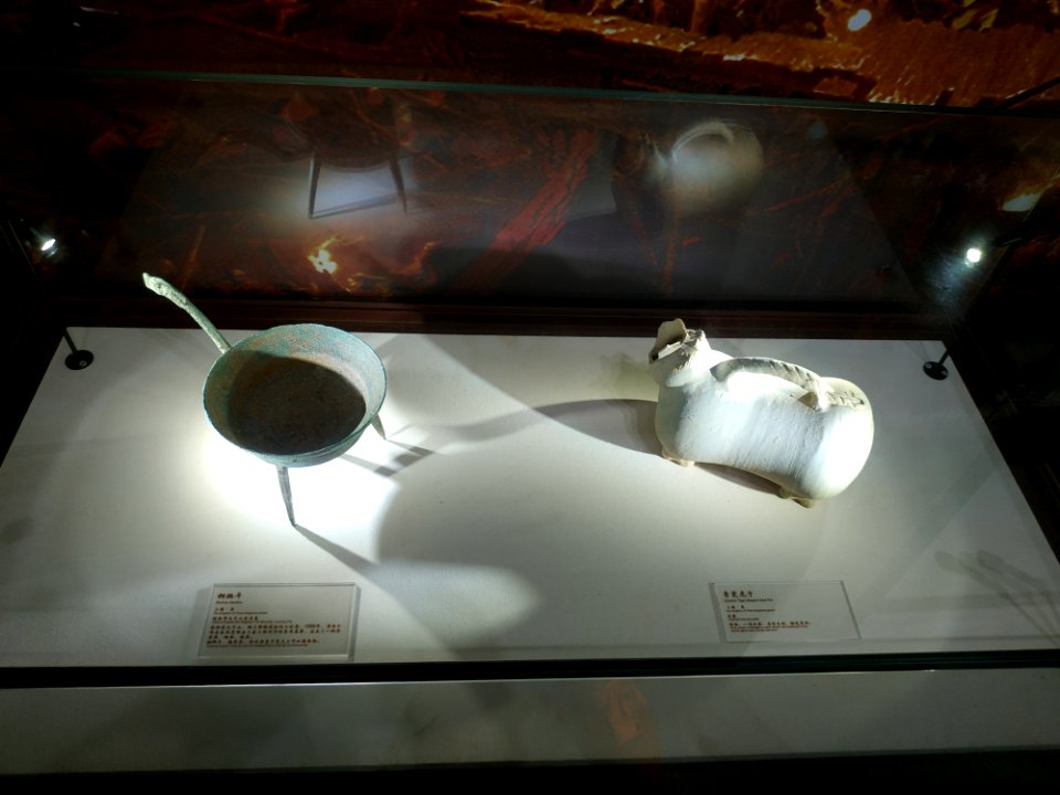 Bronze pot and pottery chamber pot, Three Kingdoms, Yueyang Museum